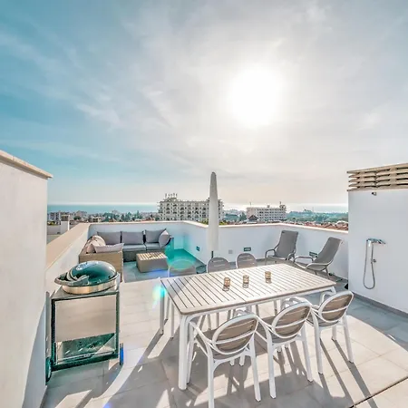 Luxurious House With Rooftop Terrace And Pool