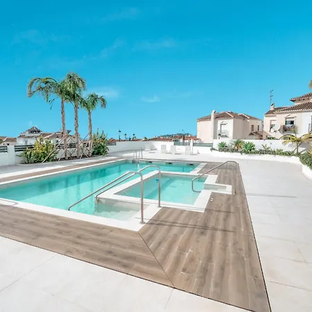 Hotell Luxurious House With Rooftop Terrace And Pool 3*