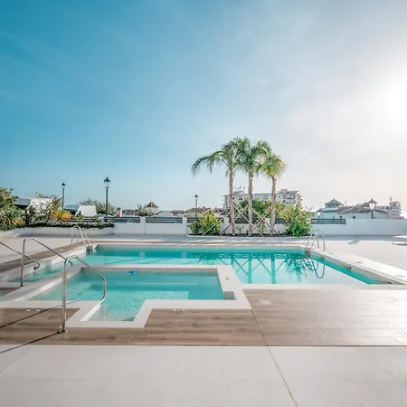 Hotell Luxurious House With Rooftop Terrace And Pool 3*