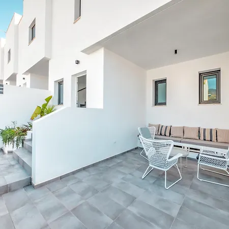 Hotell Luxurious House With Rooftop Terrace And Pool