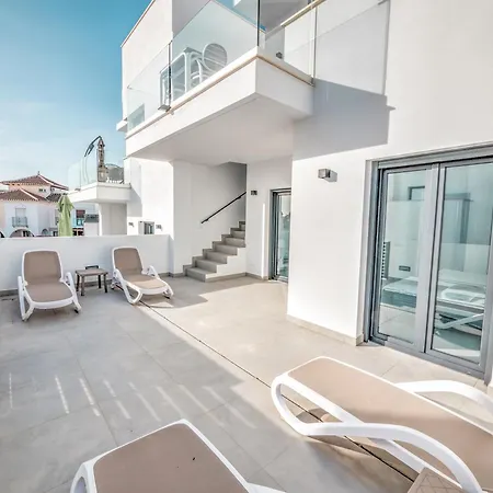 Hotell Luxurious House With Rooftop Terrace And Pool 3*