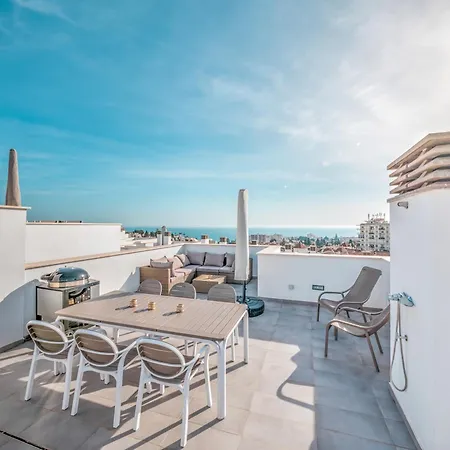 Luxurious House With Rooftop Terrace And Pool