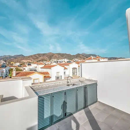 Luxurious House With Rooftop Terrace And Pool